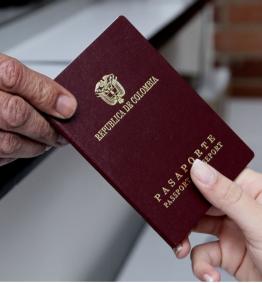 Manos sosteniendo el pasaporte