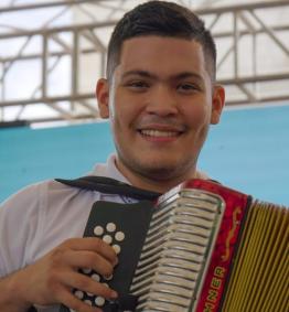 Joven tocando una acordeón 