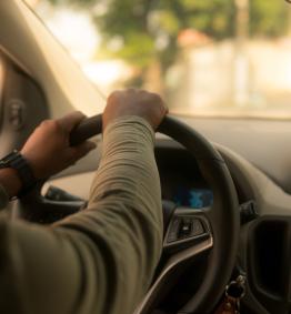 Hombre conduciendo un vehículo