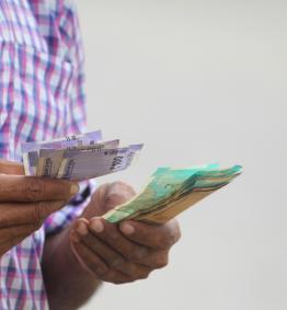 Persona recibiendo apoyo económico 