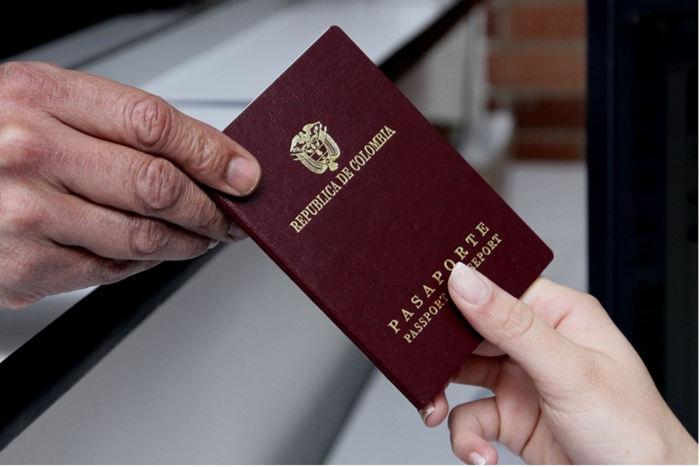 Manos sosteniendo el pasaporte