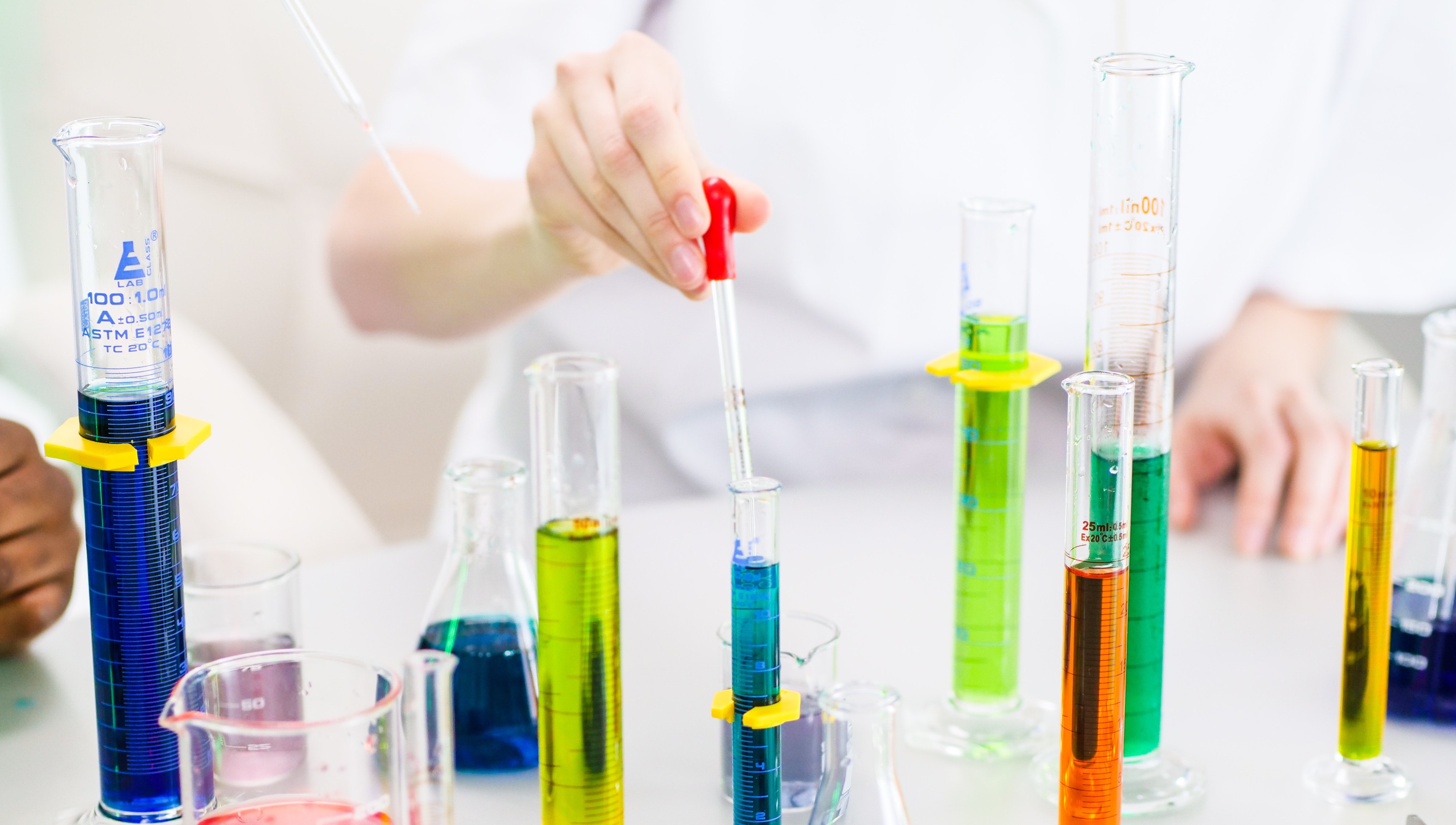 Programa para las Mujeres en la Ciencia Colombia- 2023 Mujer científica en laboratorio