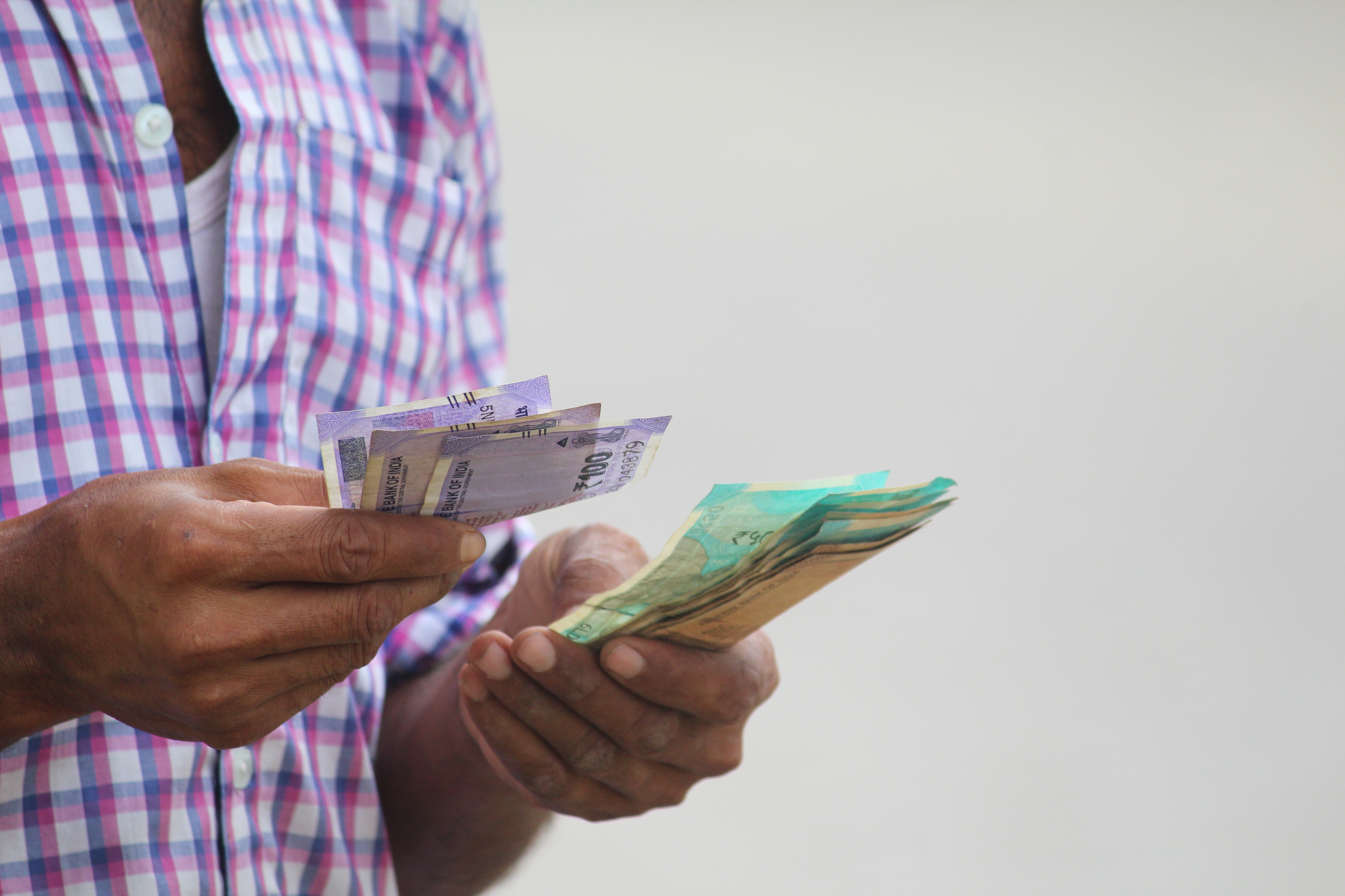 Subsidio de desempleo en Colombia Persona recibiendo apoyo económico