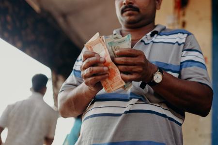 Señor contando dinero