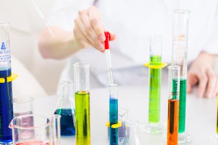 Mujer científica en laboratorio 