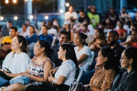 Personas participando en la rendición de cuentas